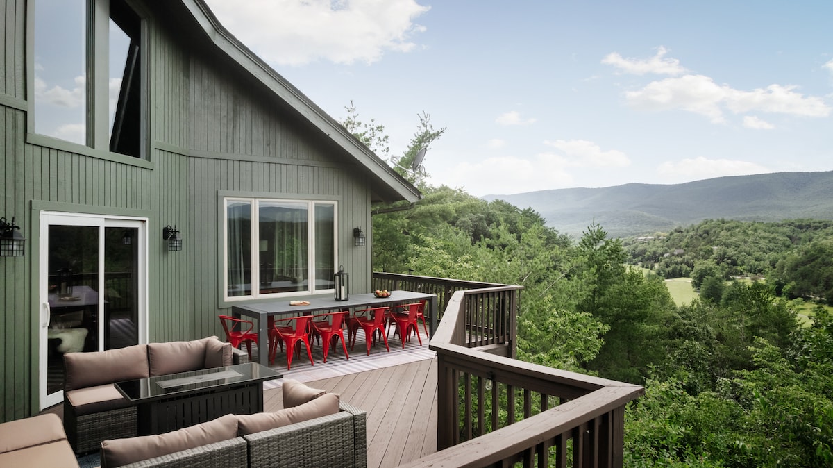 Deck dining area overlooking the mountain