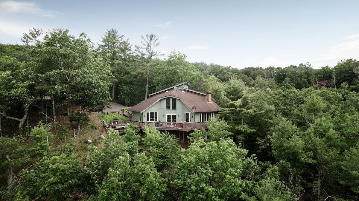 Raccoon Chalet among wooded Virginia mountains